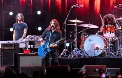 Foo Fighters a Hot Ones Versusban: csípős szárnyak és 'cringiest lyrics'