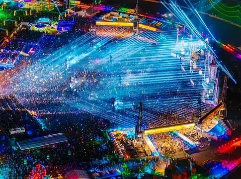 Hat színpadot streamel élőben az EDC Las Vegas 2026