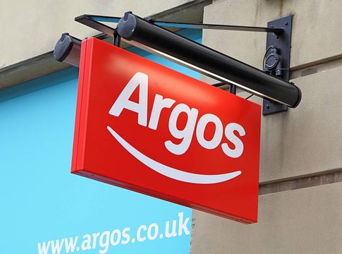 Százfős illegálbulit zárt le a rendőrség egy elhagyott East London-i Argosban
