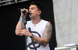 Két újabb gyanúsítottat tartóztattak le Ian Watkins meggyilkolása ügyében