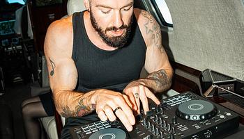 James Hype megépítette a 16 deckes DJ-pultját
