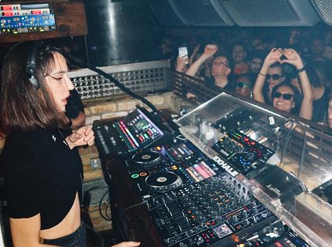 Amelie Lens már a kislányának is megmutatja a lemezpörgetés alapjait