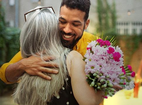 Tippek, hogy jól sikerüljön az első találkozás a párod szüleivel az ünnepek alatt