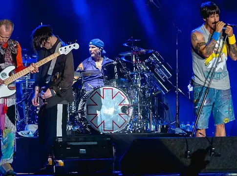 A Warner Music 300 millió dollár feletti összegért veheti meg a Red Hot Chili Peppers hangfelvételeit