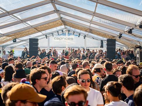 A Caprices Festival 2026 új hegyi helyszínen írja tovább legendáját