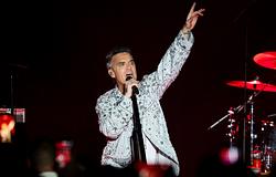 Robbie Williams, Nicole Scherzinger és Laura Pausini együtt énekli a FIFA-himnuszt
