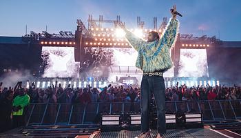 Calvin Harris duplázott a Hampden Parkban: Serge Pizzorno-val szólt a Release The Pressure, „rave haggis”-szel ünnepelt