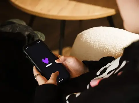 A Deezer egyetlen kapcsolóval kiszűri a teljesen AI-generált zenéket