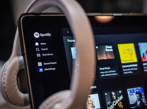 Spotify-botrány: Elhunyt művészek nevében jelentek meg AI által generált dalok