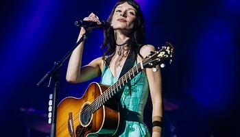 Holly Humberstone leállította európai turnéját