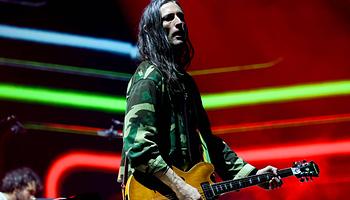 Nick Valensi ideiglenesen kiszáll a The Strokes 2026-os turnéjáról