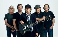 Angus Young egy rajongó kisbabáját is dedikálta Torontóban