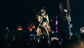 Charli XCX megvédte rövid európai turnéját