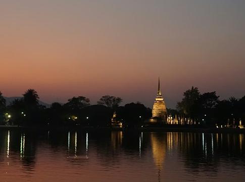 Botrány Suphanburiban: szerzetesek egy éjszakai klubban buktak le