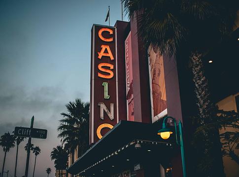 A szerencse ritmusa: hogyan alakította a zene a kaszinók világát