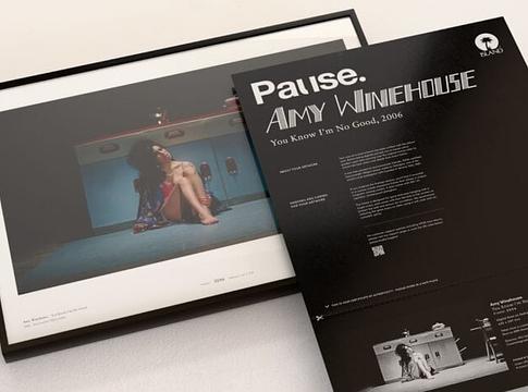 Pause: az UMG UK új projektje, amely művészeti nyomatokká változtatja a zenei videók ikonikus pillanatait