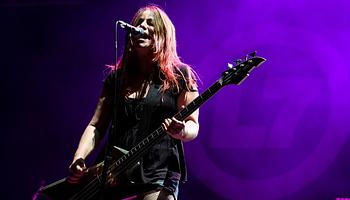 Súlyos betegséggel küzd az L7 basszusgitárosa, Jennifer Finch