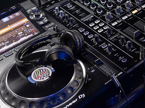 Új CDJ-t teasel a Pioneer DJ – forradalom a klubok pultjain?
