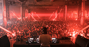 Carl Coxszal ünnepli 20. születésnapját a The Warehouse Project