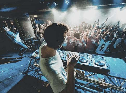 Teljes állás mellett DJ-zni: nem kudarc, hanem hosszú távú stratégia