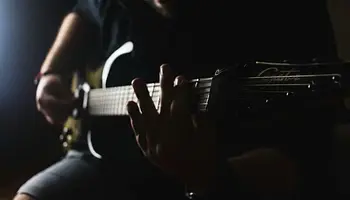 Udio keményen visszavág: két, alkotók által indított per megszüntetését kéri