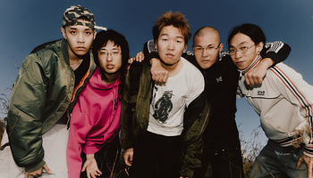 Az Universal Music Korea leszerződtette a 1300 koreai–ausztrál hiphopkollektívát