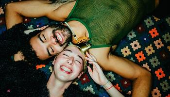 Miért nem kezdeményeznek a fiatal férfiak? – A megközelítési szorongás jelensége