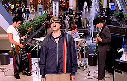 28 év után új dallal tért vissza a New Radicals
