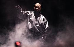 Kanye West ellen indult per: volt alkalmazottja jogellenes fogva tartással és bérhátralékkal vádolja