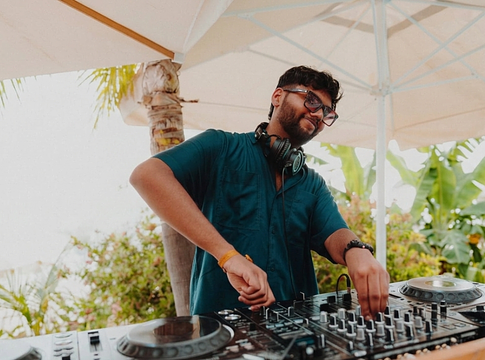 Parallel Voices kiadta az Aperture EP-t az Anjunadeep Explorationsnál