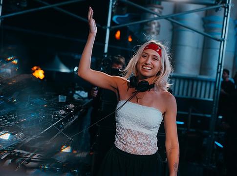 Novah és Marie Vaunt közös számban egyesíti a hard techno és az acid erejét