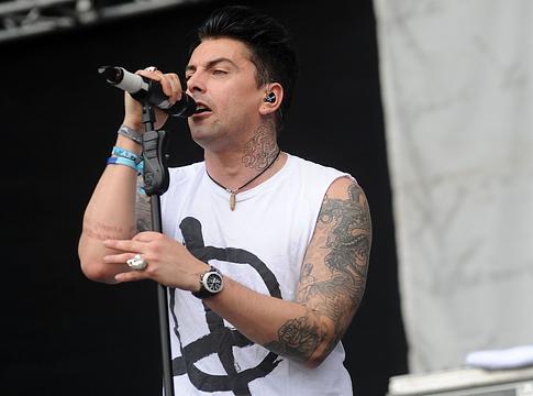Két újabb gyanúsítottat tartóztattak le Ian Watkins meggyilkolása ügyében