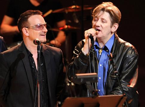 A U2 Shane MacGowan előtt tiszteleg egy Pogues-feldolgozással
