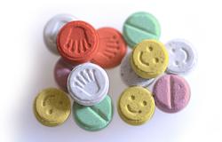 Túl erős MDMA-tabletták miatt figyelmeztetnek a londoni klubok