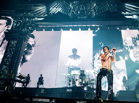 Yungblud érzelmes főhajtással köszönt vissza Birminghambe Ozzy Osbourne előtt