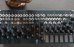 Burg: kísérleti fél-moduláris szintetizátor Münchenből