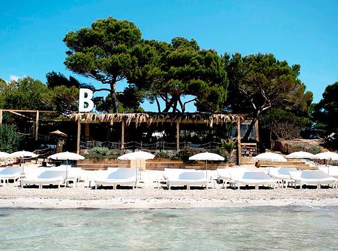 Romantikus tengerparti klubok Ibizán