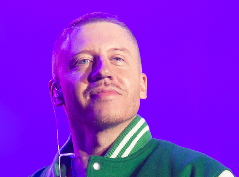 Macklemore palesztinpárti kiállása vitát robbantott ki Ed Sheeran koncertjein