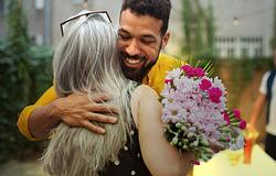 Tippek, hogy jól sikerüljön az első találkozás a párod szüleivel az ünnepek alatt