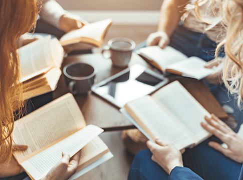 Miért fizetnek ezreket „olvasótáborokra”?