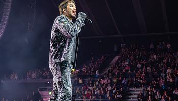 Adam Lambert új szólóprojektet készít és kiáll a transzjogok mellett