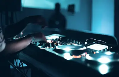 AI, sync gomb és CDJ-k: miért nem tudja a technológia leváltani a DJ-ket?