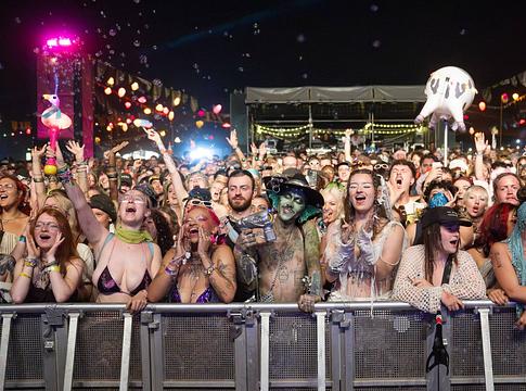 Több ezer telefon szólalt meg egyszerre a Boomtownon a brit vészhelyzeti riasztás miatt