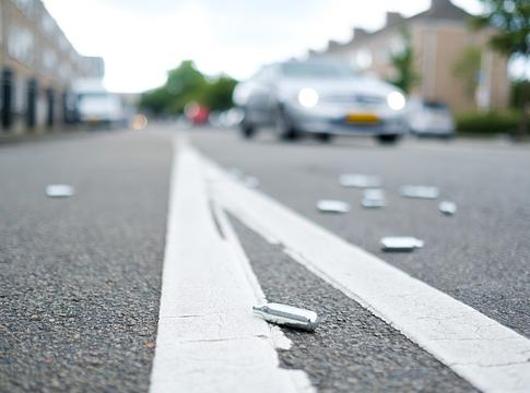 Németország szigorít a „lufizáson”: április 12-től tilos a patron fiatalkorúaknak