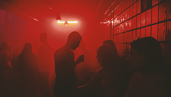 Rave FAMily Psychology: miért bízunk meg idegenekben a sötétben?