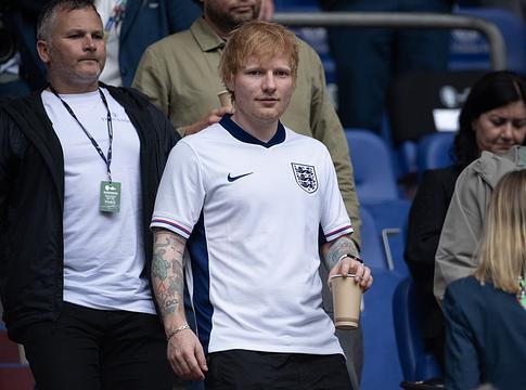 Ed Sheeran meglepte az angol válogatottat, a rajongók megosztottak