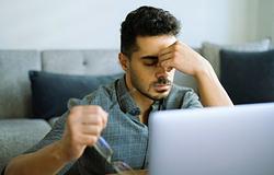 Miért érintjük meg az arcunkat, amikor stresszelünk? – A tudomány válasza egy hétköznapi szokásra