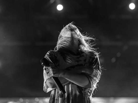 Alison Wonderland új dala a mentális egészség káoszáról szól – és ez gyönyörűen fájdalmas