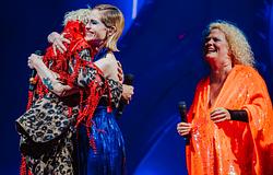 Scissor Sisters lezárta a Mighty Hooplát: Kelly Osbourne, Sir Ian McKellen és Belinda Carlisle a színpadon