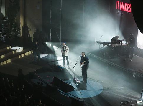 Sam Fender Brian Johnsonról: „Ő mindig ugyanaz maradt”